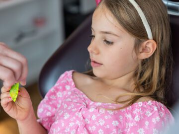 Kind mit loser Zahnspange beim Kieferorthopäden Frankfurt