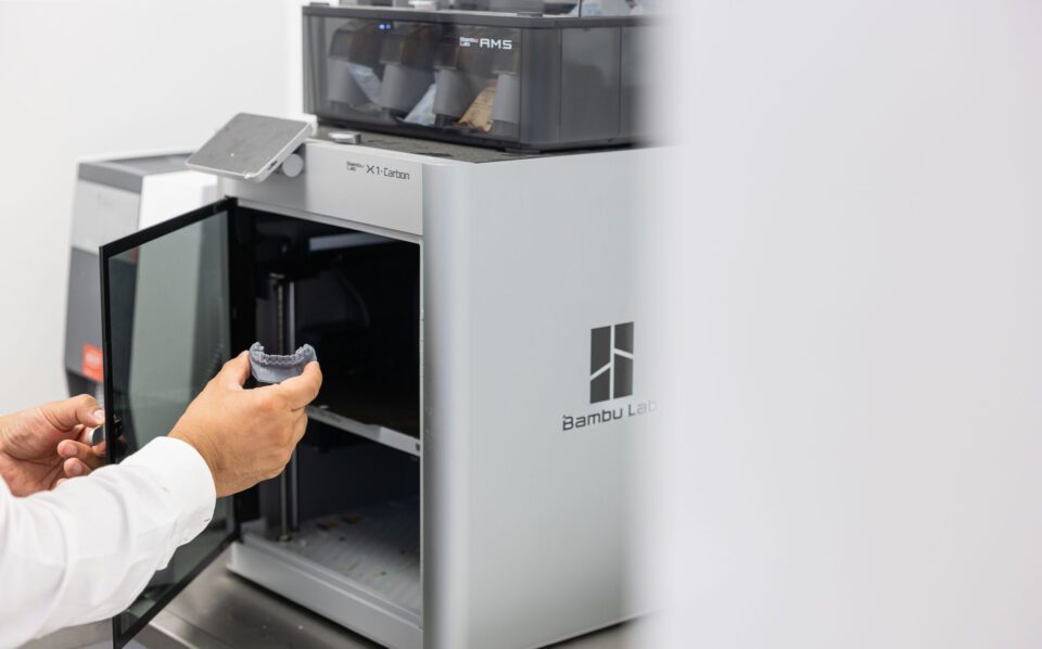 Kieferorthopäde Frankfurt – 3D-Drucker zur Herstellung von Alignern bei Skyline Kieferorthopädie Frankfurt