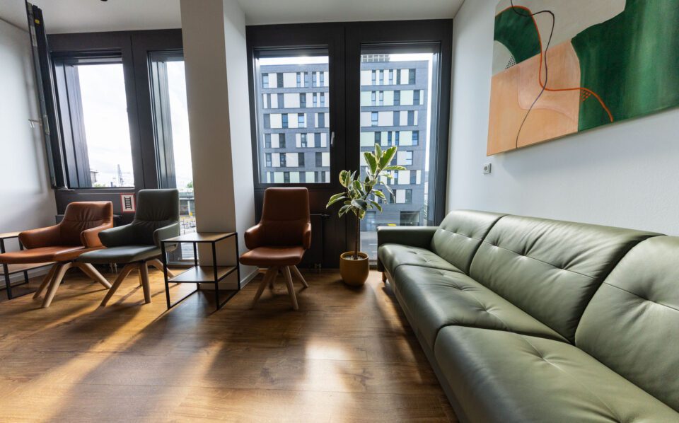 Kieferorthopäde Frankfurt – Wartebereich bei Skyline Kieferorthopädie Frankfurt mit Blick ins Europaviertel