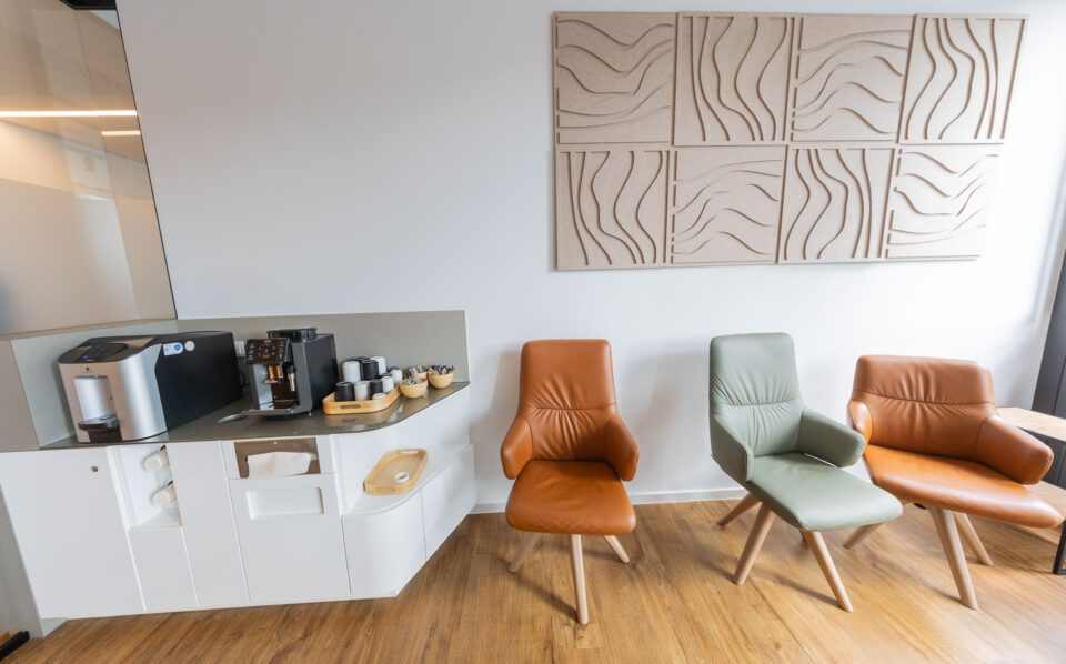 Kieferorthopäde Frankfurt – Wartebereich mit Kaffee- und Getränkeangebot bei Skyline Kieferorthopädie im Europaviertel
