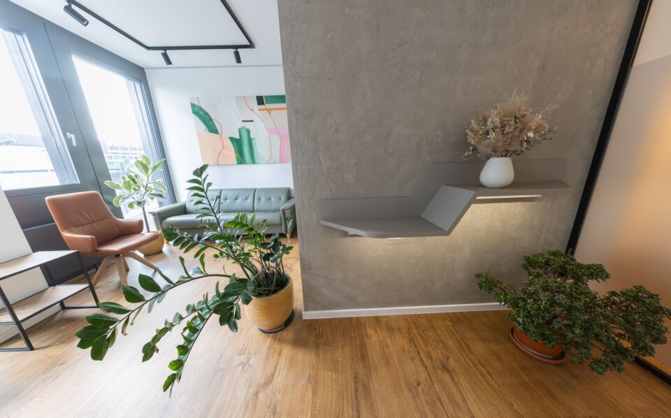 Kieferorthopäde Frankfurt – Empfangsbereich der Skyline Kieferorthopädie Frankfurt mit modernem Ambiente im Europaviertel