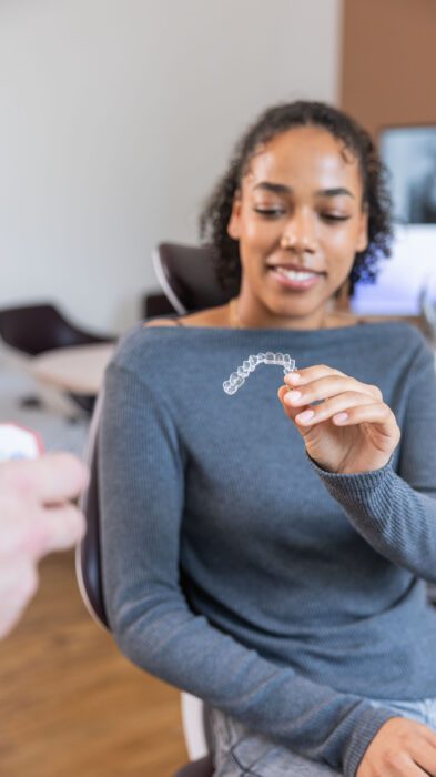 Kieferorthopäde Frankfurt – Skyline Kieferorthopädie Patientin erhält Aligner-Zahnschiene zur unsichtbaren Zahnkorrektur