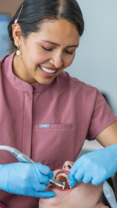 Kieferorthopäde Frankfurt – Skyline Kieferorthopädie bietet moderne und einfühlsame Behandlung für Patienten jeden Alters.