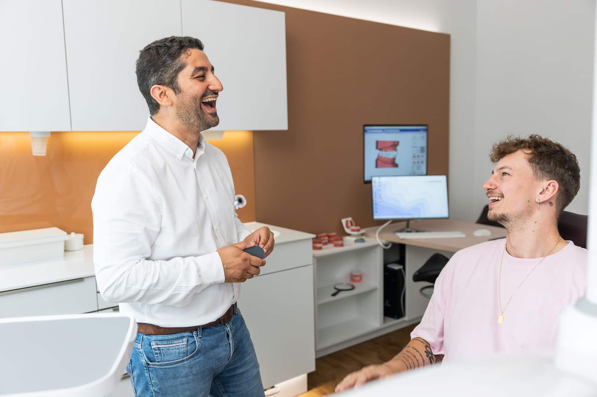 Kieferorthopäde Frankfurt – Moderne Behandlung für Erwachsene | Skyline Kieferorthopädie